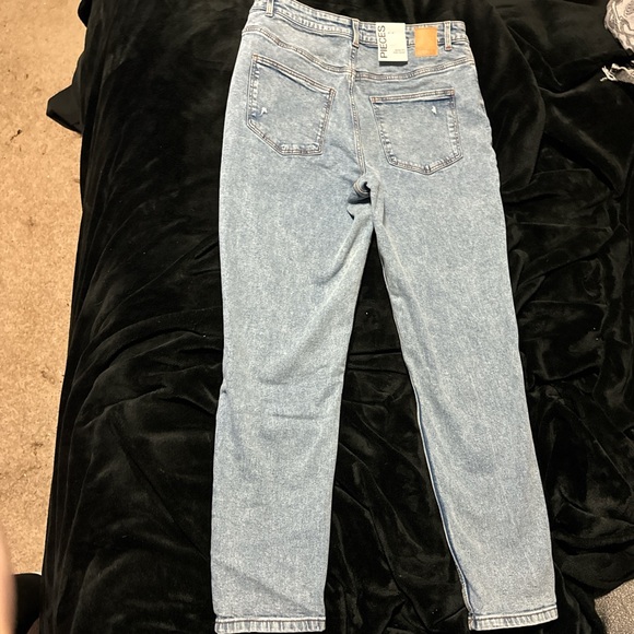 Pieces light blue slightly distressed high waisted mom jeans size XL - Picture 3 of 3
